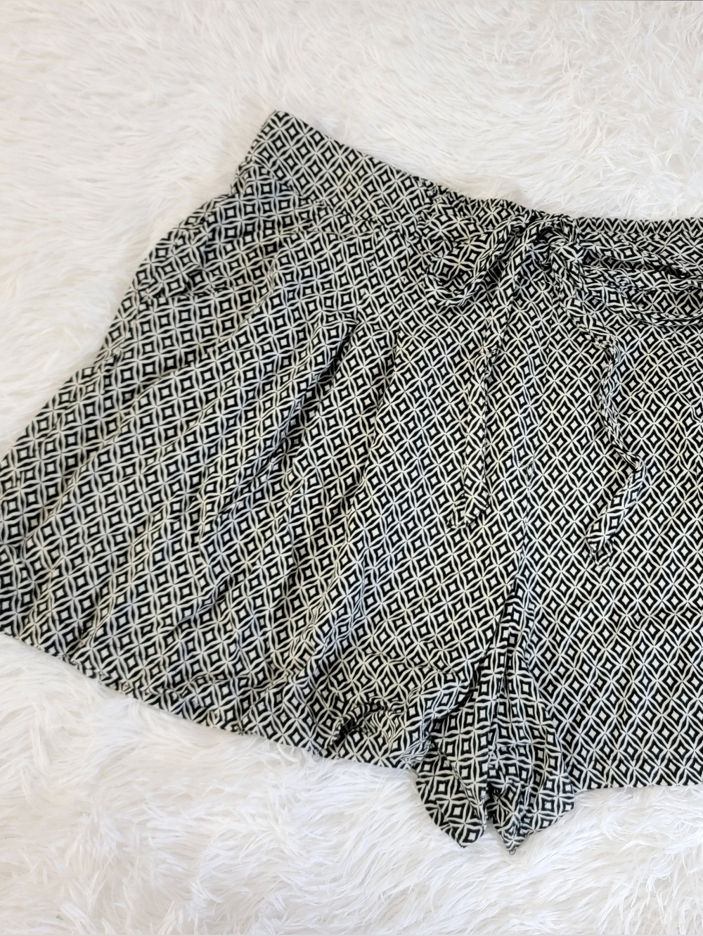 High-Waist Black & White Geometric Print Shorts Size 20 Flowy Fit